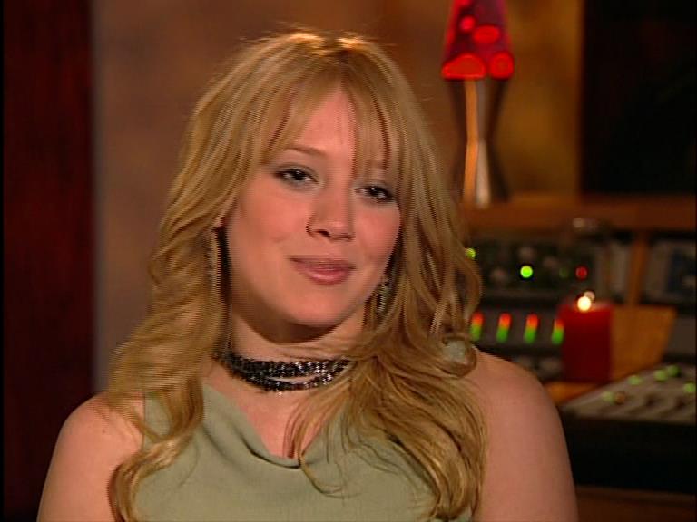 DailyDuff-dot-Org_LizzieMcGuireTheMovie-InDeOpnamestudioMetHilary_Captures00043.jpg