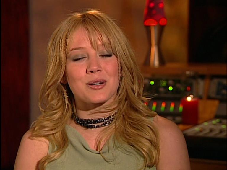 DailyDuff-dot-Org_LizzieMcGuireTheMovie-InDeOpnamestudioMetHilary_Captures00047.jpg