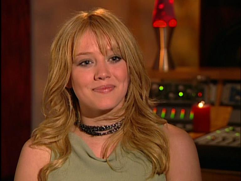 DailyDuff-dot-Org_LizzieMcGuireTheMovie-InDeOpnamestudioMetHilary_Captures00048.jpg