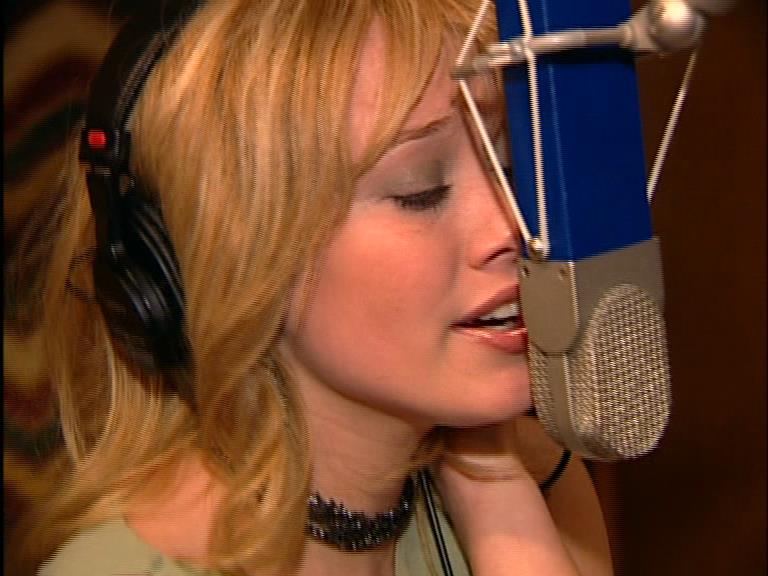 DailyDuff-dot-Org_LizzieMcGuireTheMovie-InDeOpnamestudioMetHilary_Captures00052.jpg