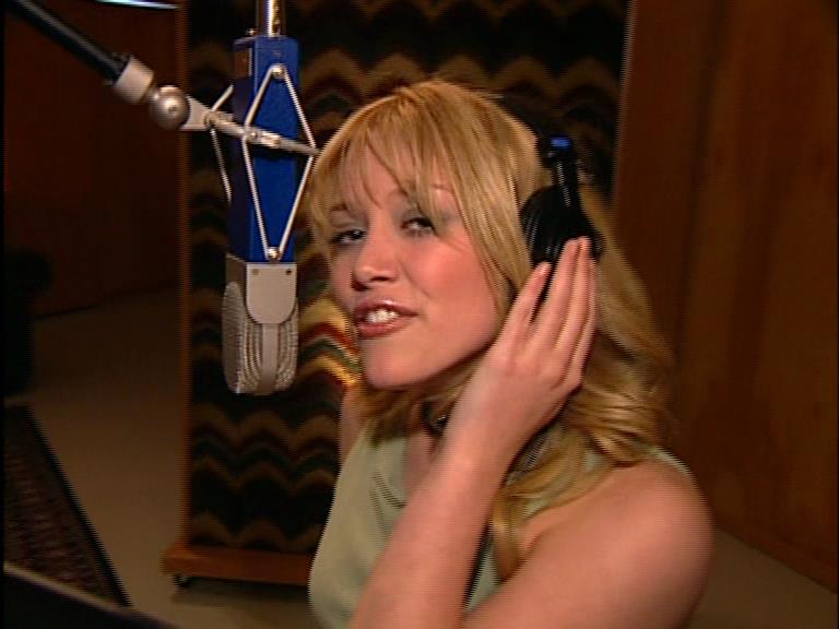 DailyDuff-dot-Org_LizzieMcGuireTheMovie-InDeOpnamestudioMetHilary_Captures00053.jpg