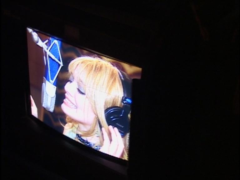 DailyDuff-dot-Org_LizzieMcGuireTheMovie-InDeOpnamestudioMetHilary_Captures00061.jpg