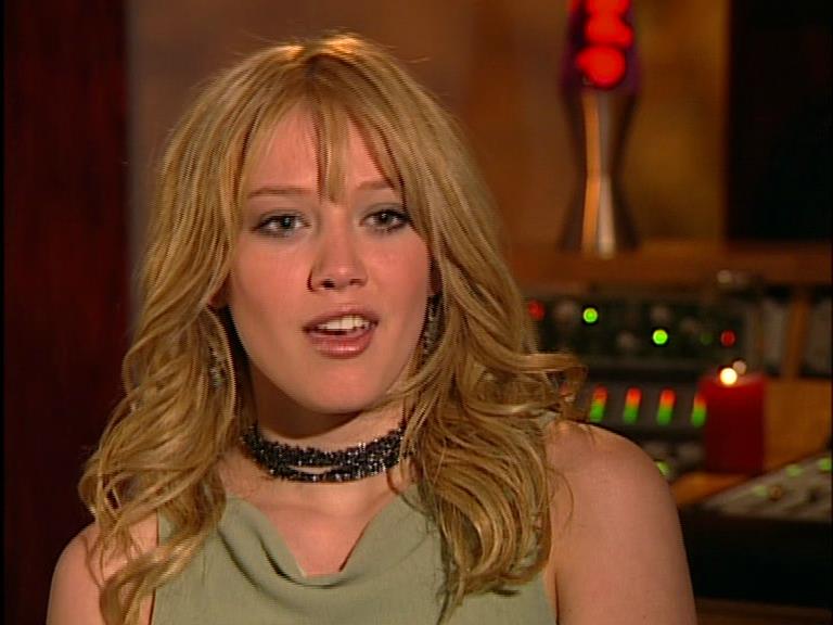 DailyDuff-dot-Org_LizzieMcGuireTheMovie-InDeOpnamestudioMetHilary_Captures00071.jpg