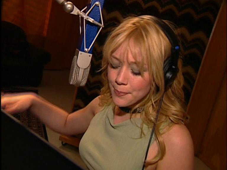 DailyDuff-dot-Org_LizzieMcGuireTheMovie-InDeOpnamestudioMetHilary_Captures00075.jpg