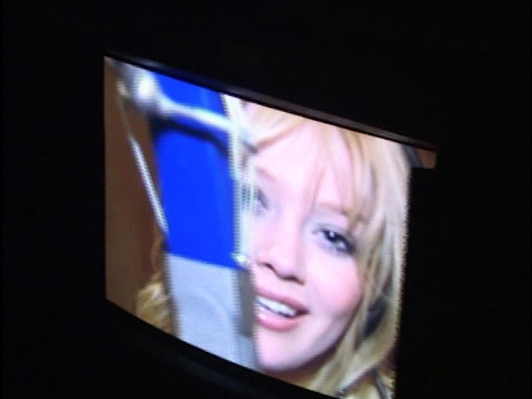 DailyDuff-dot-Org_LizzieMcGuireTheMovie-InDeOpnamestudioMetHilary_Captures00077.jpg