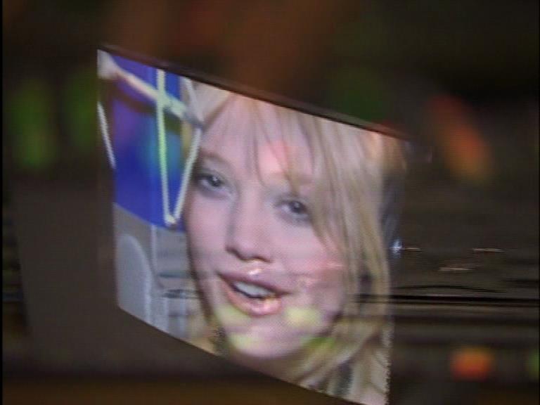 DailyDuff-dot-Org_LizzieMcGuireTheMovie-InDeOpnamestudioMetHilary_Captures00078.jpg