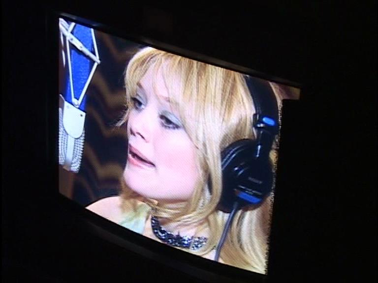 DailyDuff-dot-Org_LizzieMcGuireTheMovie-InDeOpnamestudioMetHilary_Captures00088.jpg