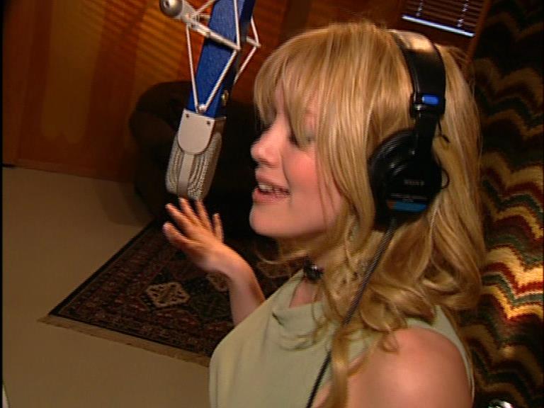 DailyDuff-dot-Org_LizzieMcGuireTheMovie-InDeOpnamestudioMetHilary_Captures00096.jpg