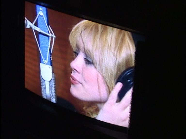 DailyDuff-dot-Org_LizzieMcGuireTheMovie-InDeOpnamestudioMetHilary_Captures00100.jpg