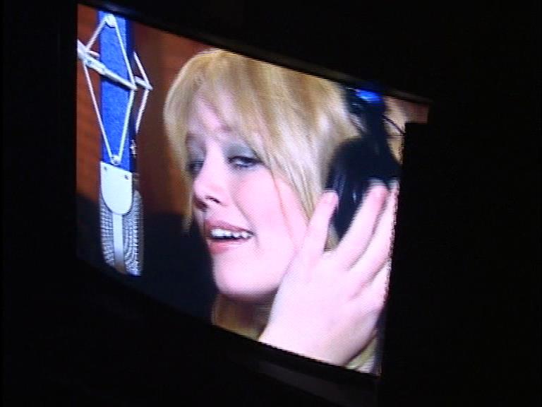 DailyDuff-dot-Org_LizzieMcGuireTheMovie-InDeOpnamestudioMetHilary_Captures00101.jpg