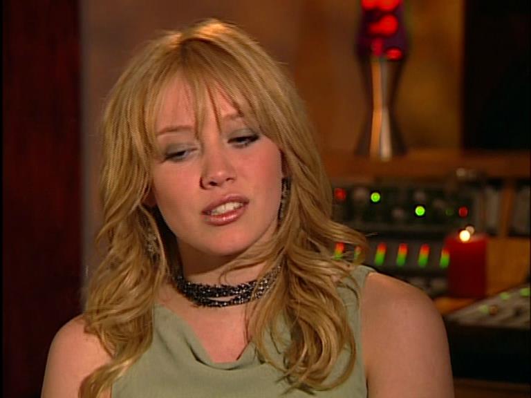 DailyDuff-dot-Org_LizzieMcGuireTheMovie-InDeOpnamestudioMetHilary_Captures00103.jpg