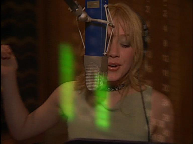 DailyDuff-dot-Org_LizzieMcGuireTheMovie-InDeOpnamestudioMetHilary_Captures00108.jpg