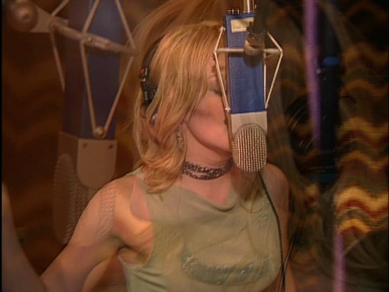 DailyDuff-dot-Org_LizzieMcGuireTheMovie-InDeOpnamestudioMetHilary_Captures00110.jpg