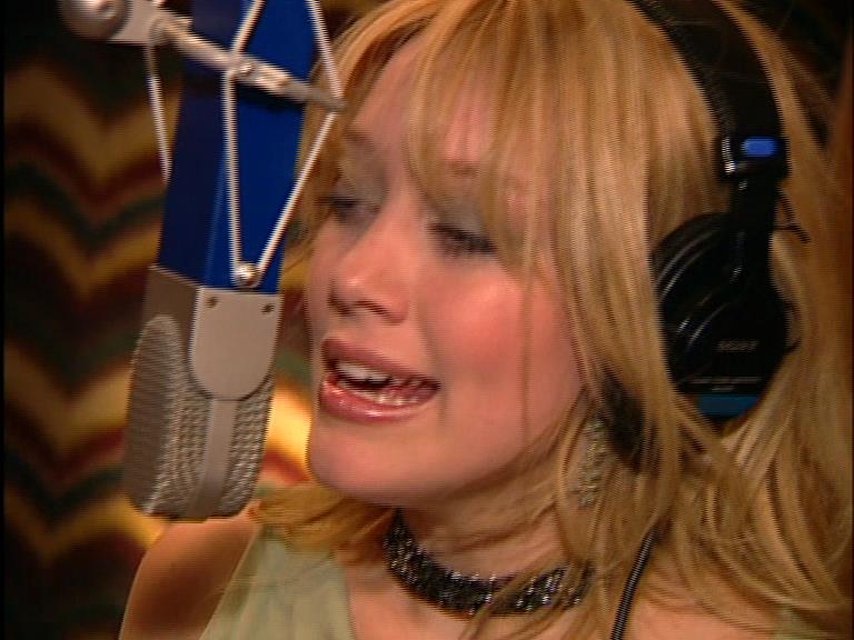 DailyDuff-dot-Org_LizzieMcGuireTheMovie-InDeOpnamestudioMetHilary_Captures00111.jpg