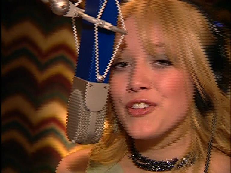 DailyDuff-dot-Org_LizzieMcGuireTheMovie-InDeOpnamestudioMetHilary_Captures00113.jpg