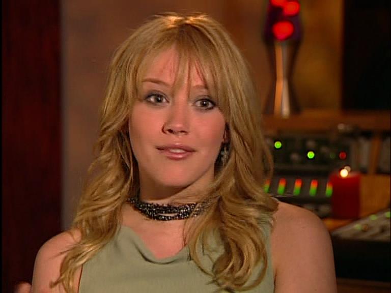 DailyDuff-dot-Org_LizzieMcGuireTheMovie-InDeOpnamestudioMetHilary_Captures00120.jpg