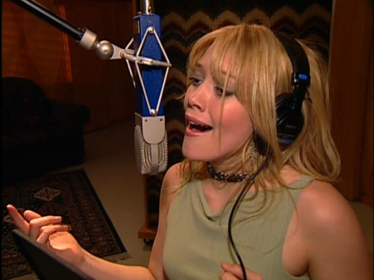 DailyDuff-dot-Org_LizzieMcGuireTheMovie-InDeOpnamestudioMetHilary_Captures00123.jpg