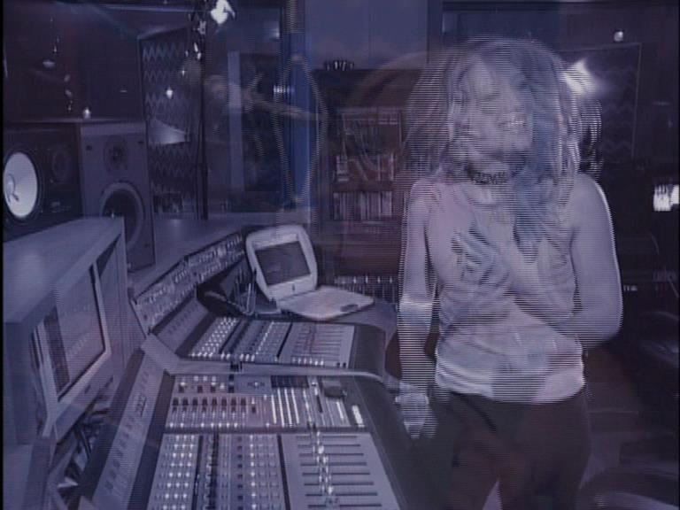 DailyDuff-dot-Org_LizzieMcGuireTheMovie-InDeOpnamestudioMetHilary_Captures00125.jpg