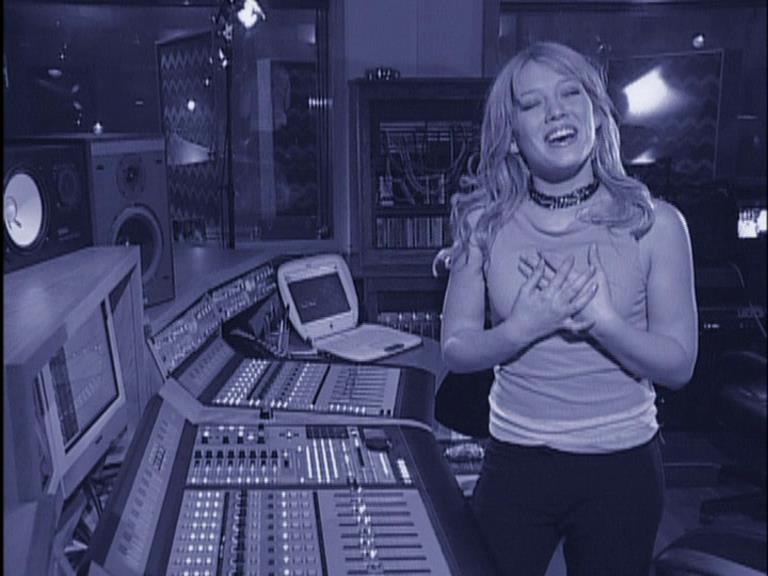 DailyDuff-dot-Org_LizzieMcGuireTheMovie-InDeOpnamestudioMetHilary_Captures00126.jpg