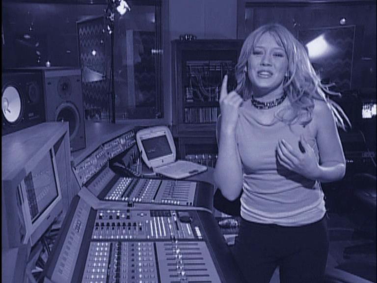 DailyDuff-dot-Org_LizzieMcGuireTheMovie-InDeOpnamestudioMetHilary_Captures00127.jpg