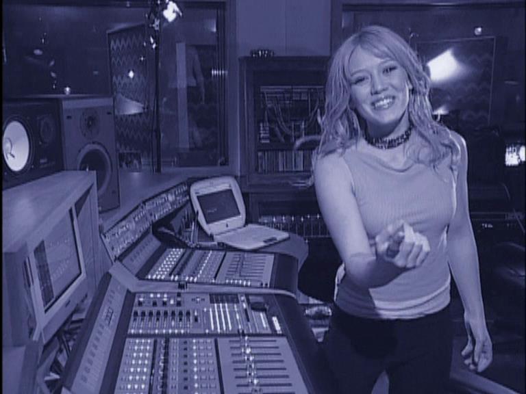 DailyDuff-dot-Org_LizzieMcGuireTheMovie-InDeOpnamestudioMetHilary_Captures00128.jpg