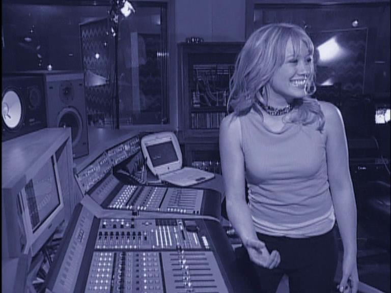 DailyDuff-dot-Org_LizzieMcGuireTheMovie-InDeOpnamestudioMetHilary_Captures00129.jpg