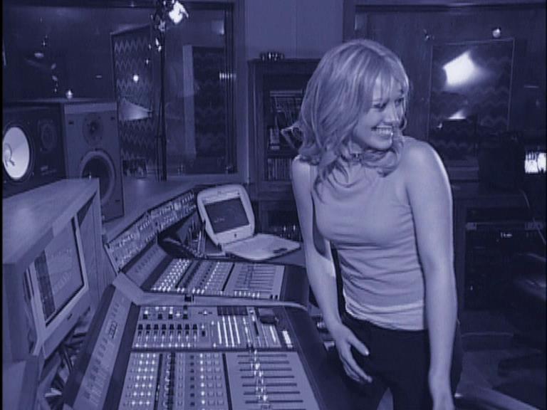 DailyDuff-dot-Org_LizzieMcGuireTheMovie-InDeOpnamestudioMetHilary_Captures00130.jpg