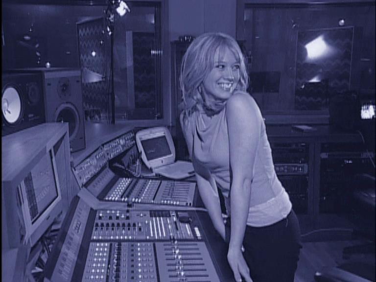 DailyDuff-dot-Org_LizzieMcGuireTheMovie-InDeOpnamestudioMetHilary_Captures00131.jpg