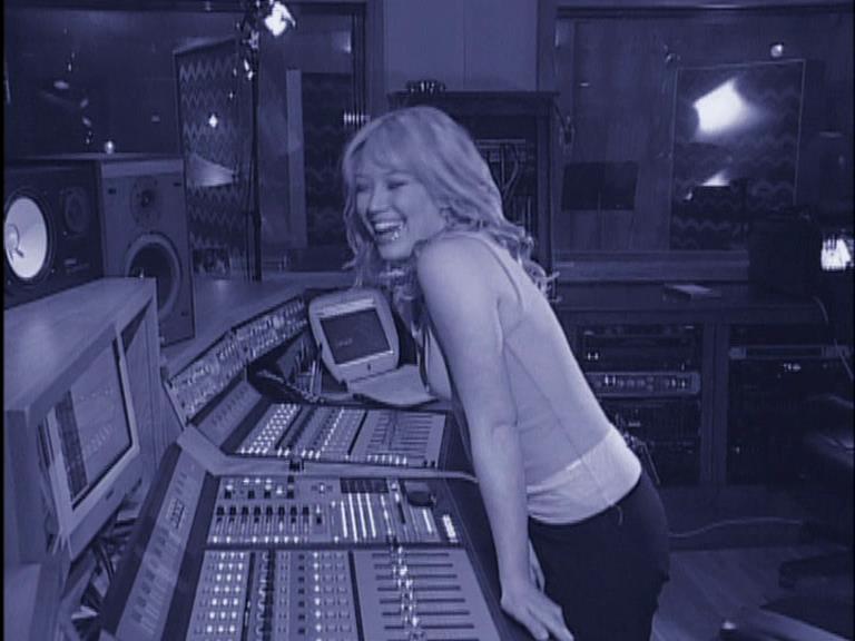 DailyDuff-dot-Org_LizzieMcGuireTheMovie-InDeOpnamestudioMetHilary_Captures00132.jpg