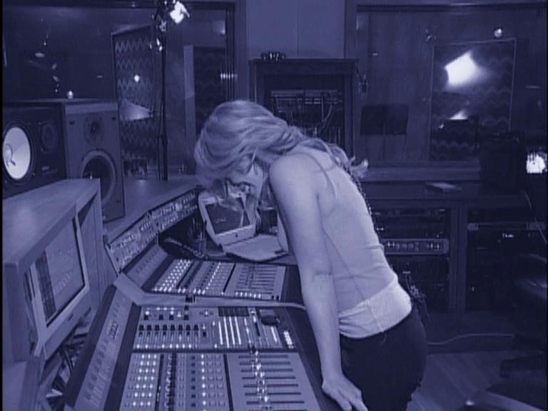 DailyDuff-dot-Org_LizzieMcGuireTheMovie-InDeOpnamestudioMetHilary_Captures00133.jpg