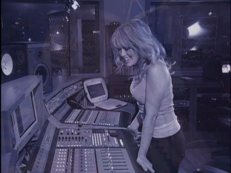 DailyDuff-dot-Org_LizzieMcGuireTheMovie-InDeOpnamestudioMetHilary_Captures00134.jpg