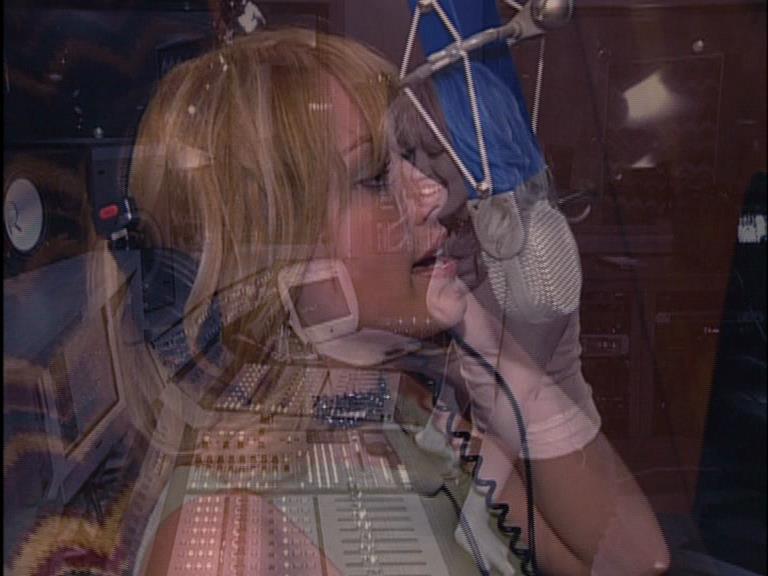 DailyDuff-dot-Org_LizzieMcGuireTheMovie-InDeOpnamestudioMetHilary_Captures00135.jpg