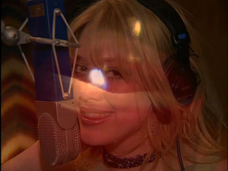 DailyDuff-dot-Org_LizzieMcGuireTheMovie-InDeOpnamestudioMetHilary_Captures00143.jpg