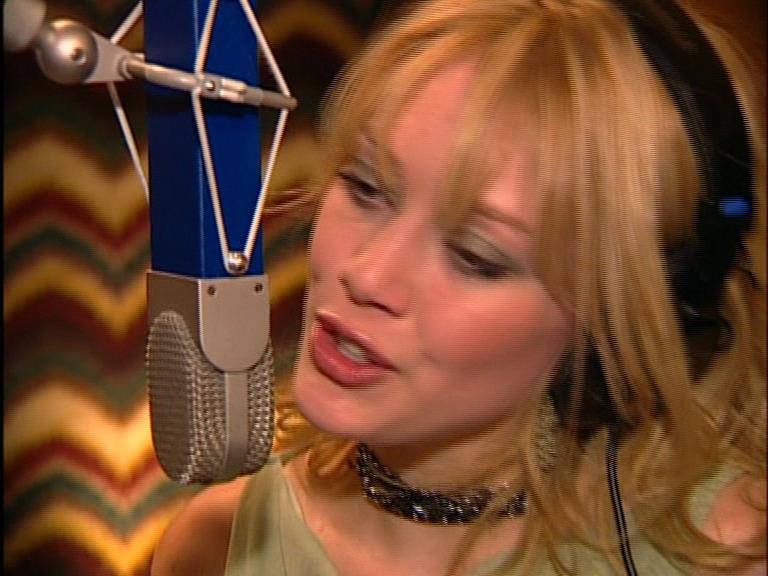 DailyDuff-dot-Org_LizzieMcGuireTheMovie-InDeOpnamestudioMetHilary_Captures00150.jpg