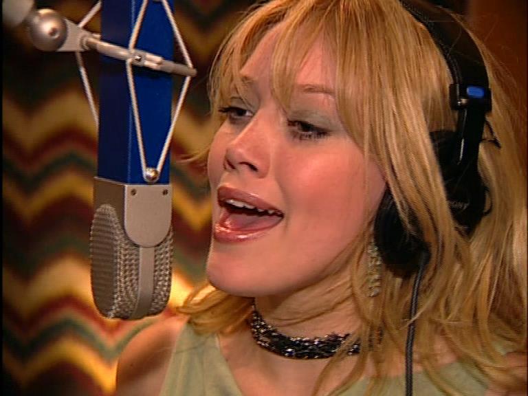 DailyDuff-dot-Org_LizzieMcGuireTheMovie-InDeOpnamestudioMetHilary_Captures00151.jpg