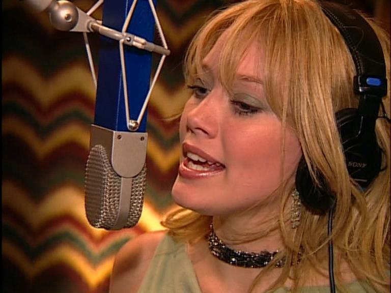 DailyDuff-dot-Org_LizzieMcGuireTheMovie-InDeOpnamestudioMetHilary_Captures00152.jpg