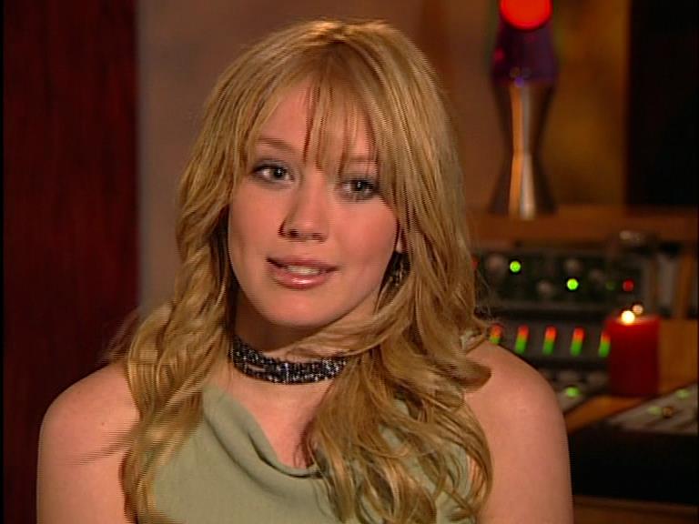 DailyDuff-dot-Org_LizzieMcGuireTheMovie-InDeOpnamestudioMetHilary_Captures00154.jpg