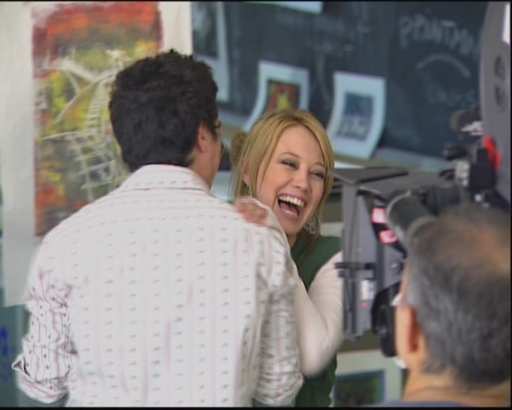 DailyDuff-dot-org_ThePerfectMan-OnSetWithHilary0057.jpg