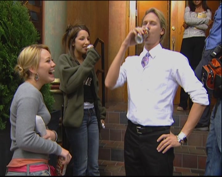 DailyDuff-dot-org_ThePerfectMan-OnSetWithHilary0316.jpg