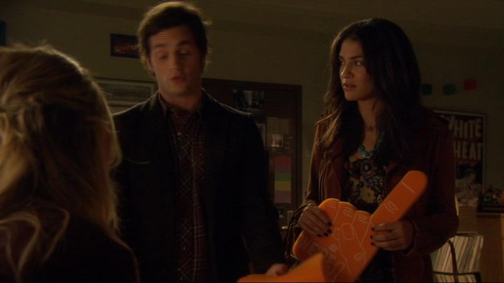 GossipGirlFan-dot-nl_3x09TheyShootHumpreysDontThey-UnairedScenes00046.jpg GossipGirlFan-dot-nl_3x09TheyShootHumpreysDontThey-UnairedScenes00046.jpg