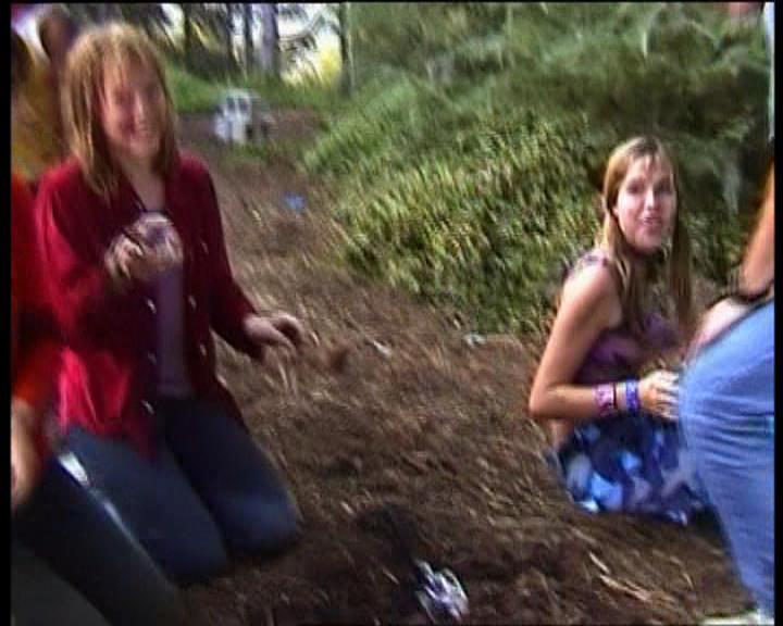 DailyDuff-dot-nl_LizzieMcGuireSeries-WhenMomsAttacks1217.jpg DailyDuff-dot-nl_LizzieMcGuireSeries-WhenMomsAttacks1217.jpg