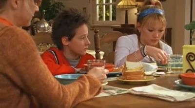 DailyDuff-dot-org_LizzieMcGuire-2x07TheLongestYard0006.jpg