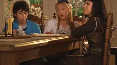 DailyDuff-dot-org_LizzieMcGuire-2x07TheLongestYard0327.jpg