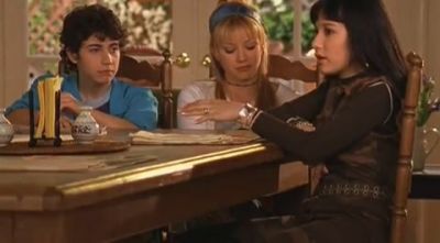 DailyDuff-dot-org_LizzieMcGuire-2x07TheLongestYard0334.jpg