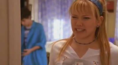 DailyDuff-dot-org_LizzieMcGuire-2x07TheLongestYard1009.jpg