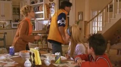 DailyDuff-dot-org_LizzieMcGuire-2x07TheLongestYard1138.jpg