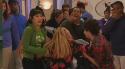 DailyDuff-dot-org_LizzieMcGuire-2x09ThoseFreakyMcGuires0522.jpg