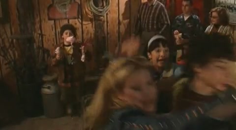 DailyDuff-dot-org_LizzieMcGuire-2x27GrubbyLongjohnsOldeTymeRevue0754.jpg