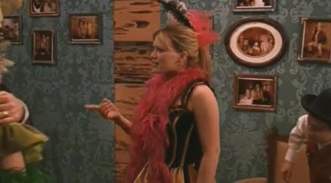 DailyDuff-dot-org_LizzieMcGuire-2x27GrubbyLongjohnsOldeTymeRevue0928.jpg