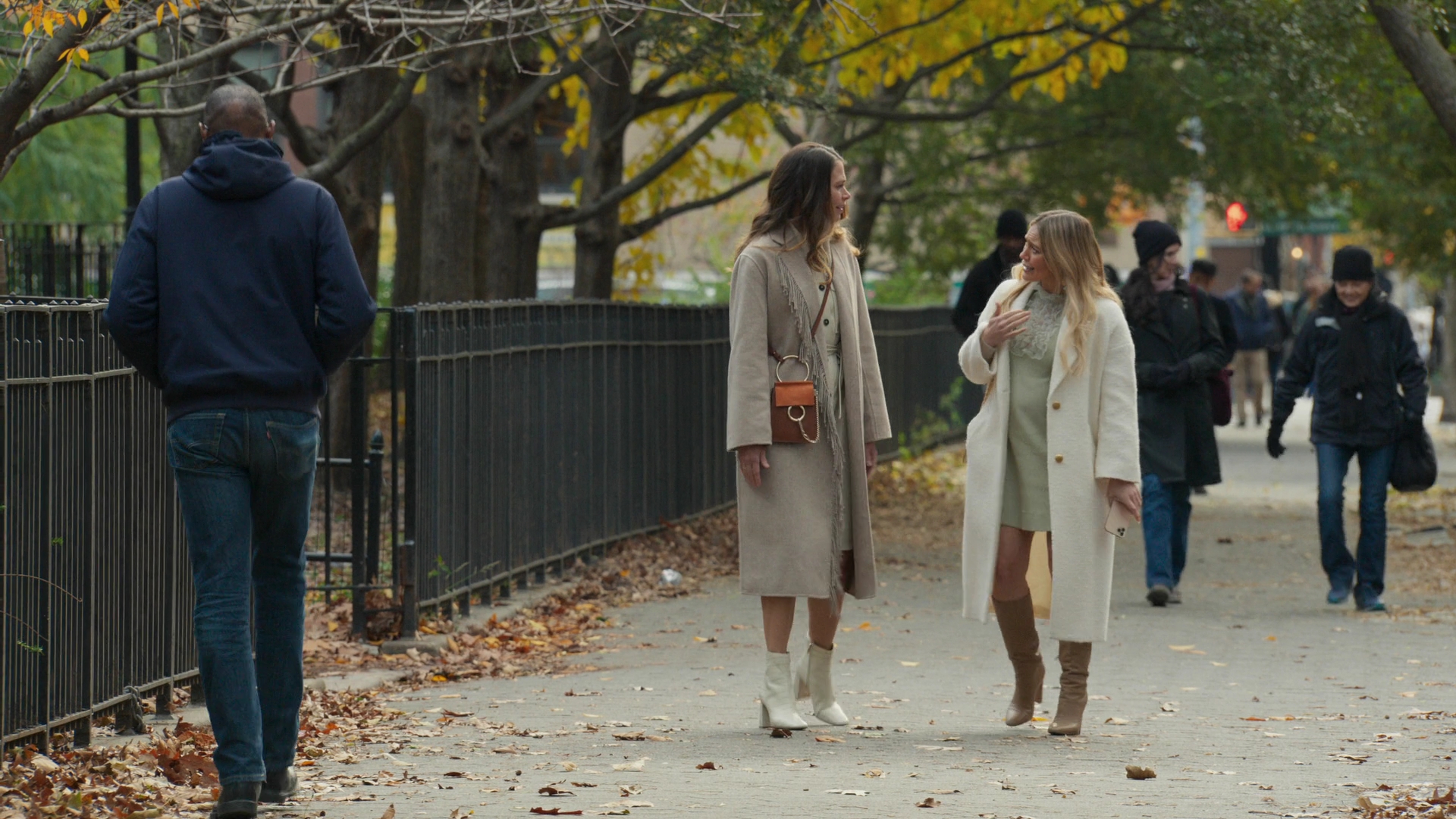 DailyDuff-dot-nl_Younger7x02ItsTheEndOfTheWorldWormGirl0416.jpg